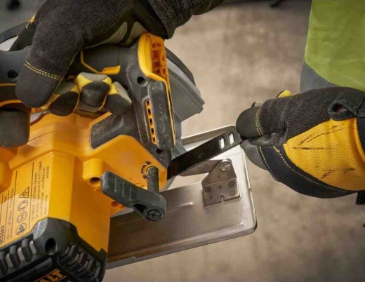 Пила дискова по металу акумуляторна DeWALT DCS383N - 8